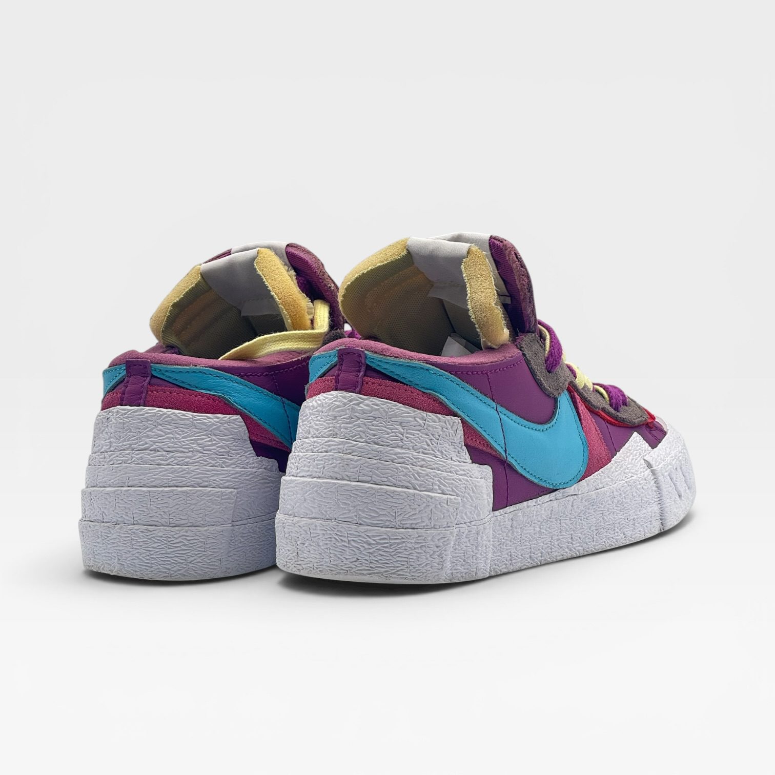 BLAZER LOW SAKAI x KAWS – Image 3